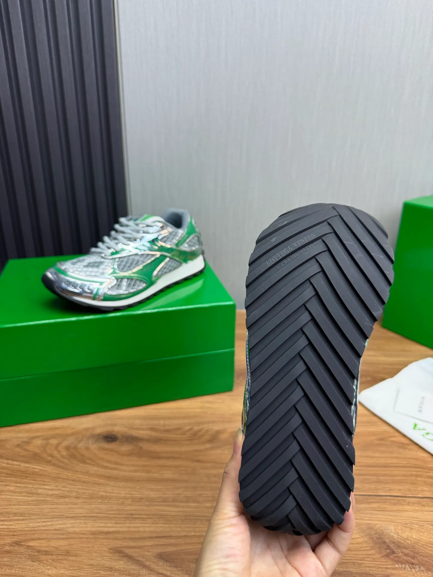 Men's men's shoes 💰620💰 BV top version 𝘽𝙊𝙏𝙏𝙀𝙂𝘼 𝙑𝙀𝙉𝙀𝙏𝘼 Orbit sneakers Wang Yibo same style couple style dad shoes 🩷💚 Runner sneakers, made of lightweight technical mesh fabric. Features a geometric patterned rubber outsole. Pay attention to the package craftsmanship ❕ High version shipping ❗️ Very nice, durable to play with and durable to make ✔️ Standard version 💯💯 The outsole is made of color-blocked TPU outsole. Women’s model 35-41 (40 41 customized) Men’s model 39-46 (45.46 customized) Equipped with original packaging